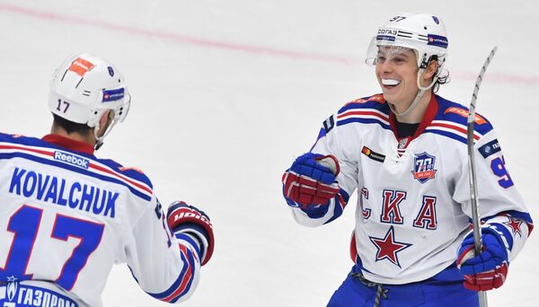 Хоккеисты СКА Илья Ковальчук (слева) и Никита Гусев