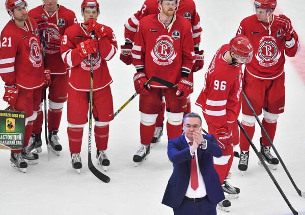 Главный тренер Витязя Валерий Белов (на первом плане) и хоккеисты Витязя