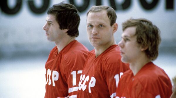 Хоккеисты Валерий Харламов, Владимир Петров и Вячеслав Фетисов (слева направа)