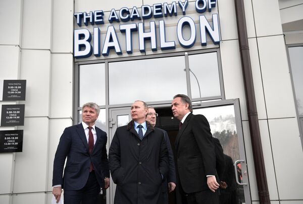 Павел Колобков, Владимир Путин и Виталий Мутко (слева направо на первом плане)