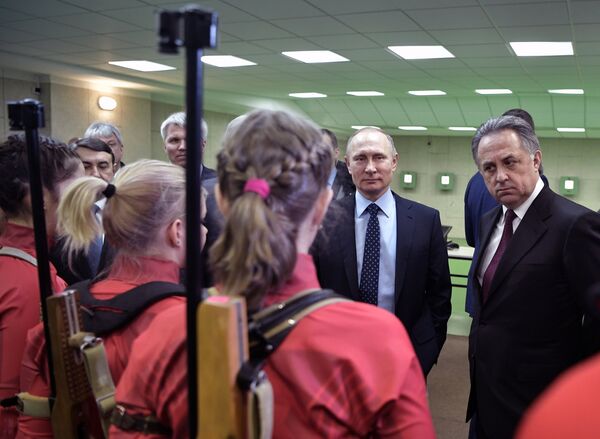 Виталий Мутко и Владимир Путин (справа налево на втором плане)