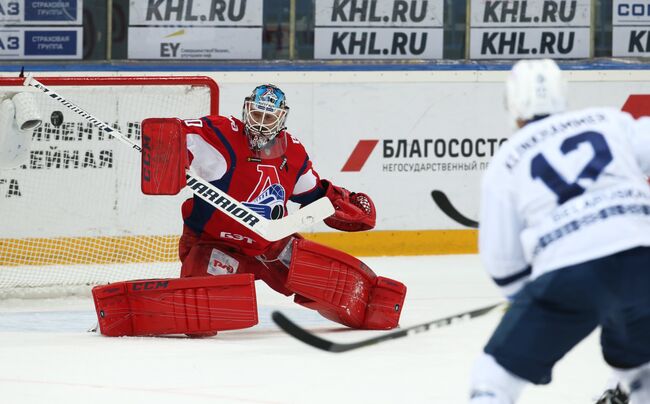 Вратарь ХК Локомотив Алексей Мурыгин