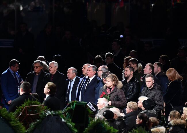 Церемония прощания с хоккеистом Владимиром Петровым