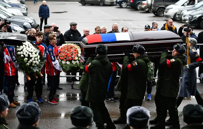 Церемония прощания с хоккеистом Владимиром Петровым