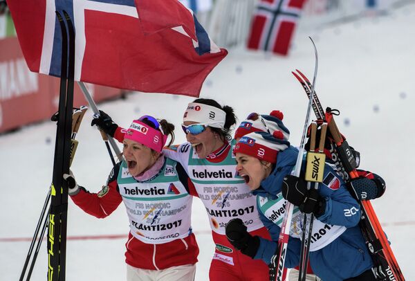 Майкен Касперсен Фалла, Хейди Венг, Астрид Якобсен и Марит Бьорген (Норвегия) радуются победе