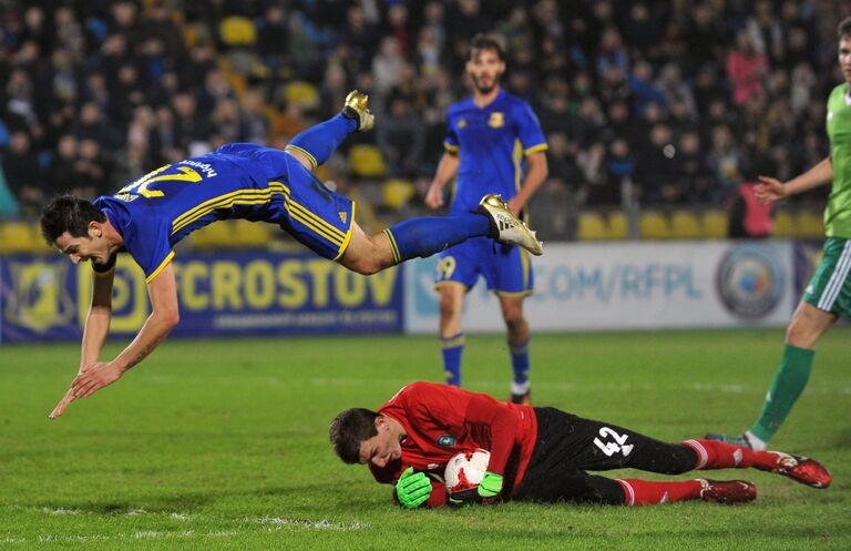 Нападающий ФК Ростов Сердар Азмун и вратарь ФК Томь Александр Мелихов Нападающий ФК Ростов Сердар Азмун и вратарь ФК Томь Александр Мелихов