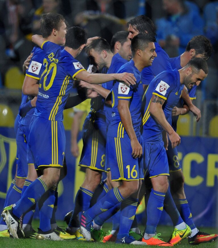 Игроки ФК Ростов радуются забитому мячу Игроки ФК Ростов радуются забитому мячу