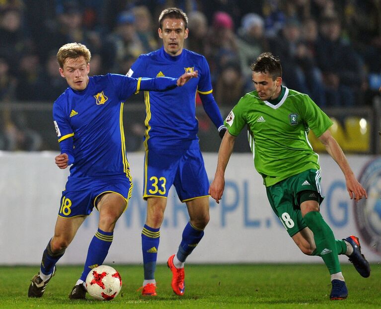 Полузащитник ФК Ростов Павел Могилевец, нападающий Марко Девич и полузащитник ФК Томь Артём Попов (слева направо) Полузащитник ФК Ростов Павел Могилевец, нападающий Марко Девич и полузащитник ФК Томь Артём Попов (слева направо)