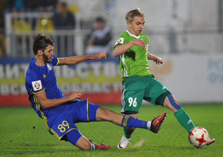 Полузащитник ФК РостовАлександр Ерохин (слева) и защитник ФК Томь Александр Букачев Полузащитник ФК РостовАлександр Ерохин (слева) и защитник ФК Томь Александр Букачев