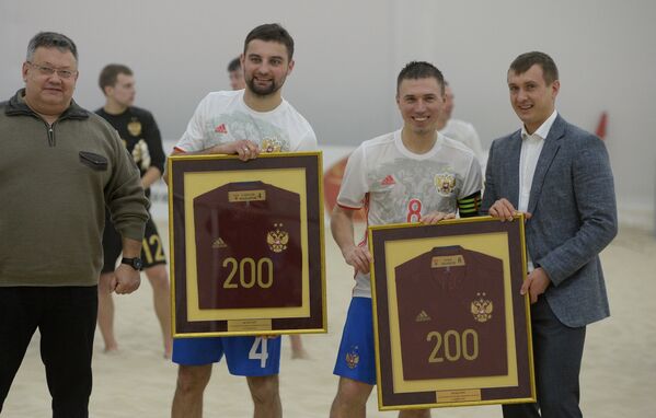 Игроки сборной России Алексей Макаров (второй слева) и Илья Леонов (второй справа)