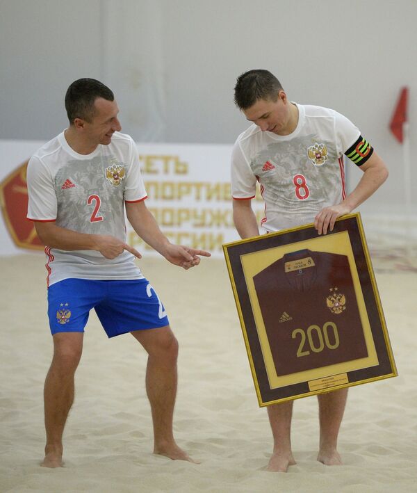 Игрок сборной России Илья Леонов (справа)