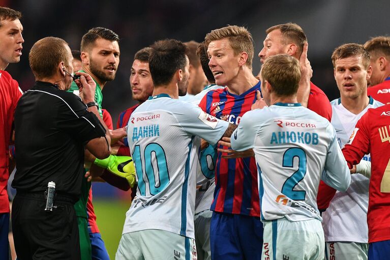 Полузащитники ПФК ЦСКА Понтус Вернблум и ФК Зенит Мигел Данни (в центре справа налево) Полузащитники ПФК ЦСКА Понтус Вернблум и ФК Зенит Мигел Данни (в центре справа налево)