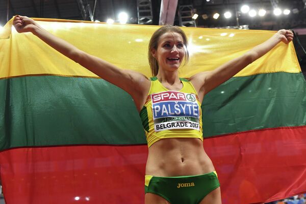 Литовская легкоатлетка Айрине Пальшите после победы в прыжках в высоту на чемпионате Европы в помещении