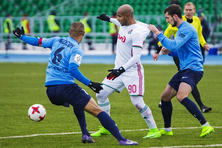 Защитник Крыльев Советов Жозе Надсон, форвард Локомотива Ари и защитник Крыльев Советов Али Гаджибеков (слева направо) Защитник Крыльев Советов Жозе Надсон, форвард Локомотива Ари и защитник Крыльев Советов Али Гаджибеков (слева направо)