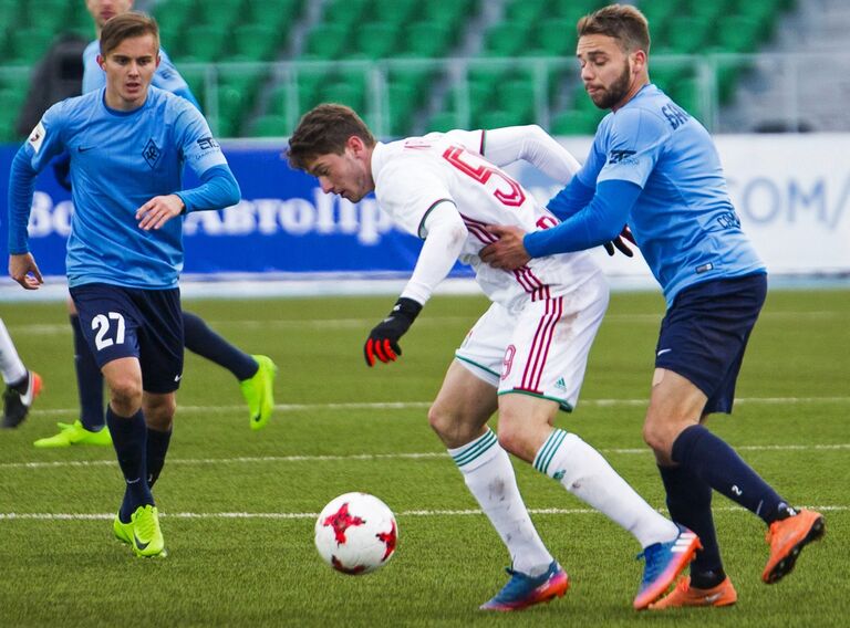 Хавбек Крыльев Советов Александр Зуев, хавбек Локомотива Алексей Миранчук и полузащитник Крыльев Советов Евгений Башкиров (слева направо) Хавбек Крыльев Советов Александр Зуев, хавбек Локомотива Алексей Миранчук и полузащитник Крыльев Советов Евгений Башкиров (слева направо)