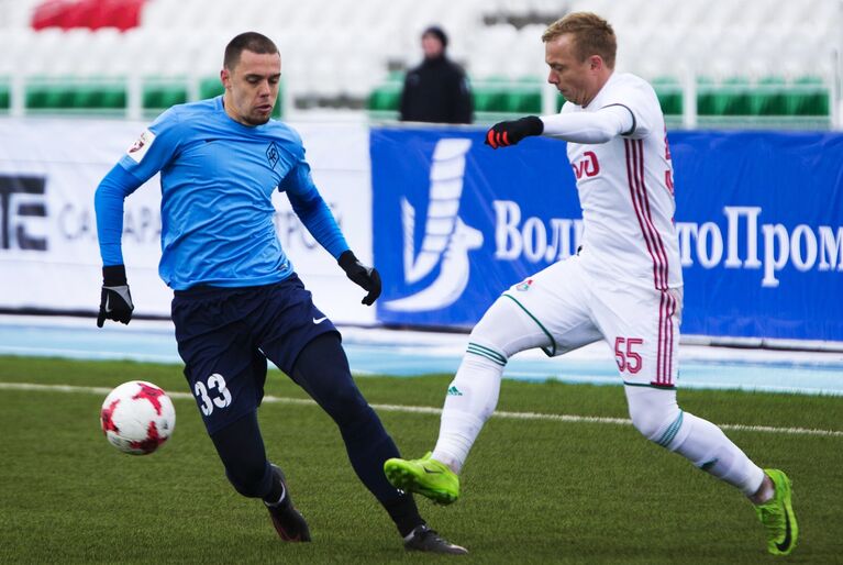 Защитник Крыльев Советов Милан Родич (слева) и защитник Локомотива Ренат Янбаев Защитник Крыльев Советов Милан Родич (слева) и защитник Локомотива Ренат Янбаев