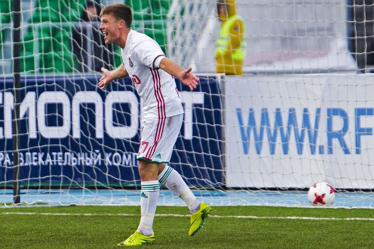 Полузащитник Локомотива Игорь Денисов радуется забитому голу Полузащитник Локомотива Игорь Денисов радуется забитому голу