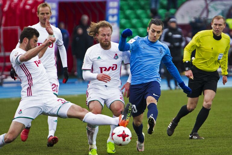 Футболисты Локомотива Соломон Кверквелия, Владислав Игнатьев, Виталий Денисов и нападающий Крыльев Советов Кристиан Паскуато (слева направо) Футболисты Локомотива Соломон Кверквелия, Владислав Игнатьев, Виталий Денисов и нападающий Крыльев Советов Кристиан Паскуато (слева направо)