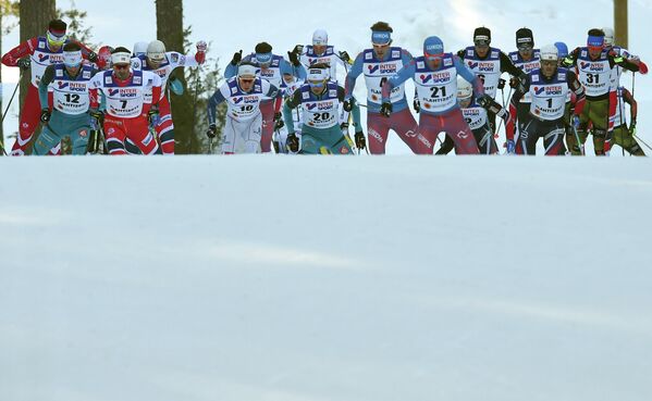 Лыжники на дистанции на дистанции гонки на 50 км свободным стилем на чемпионате мира по лыжным видам спорта в финском Лахти