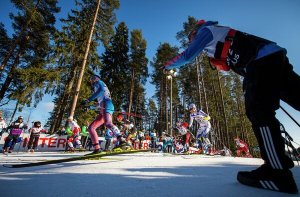 Тренер подгоняет российского лыжника во время гонки на 50 км свободным стилем на чемпионате мира по лыжным видам спорта в финском Лахти