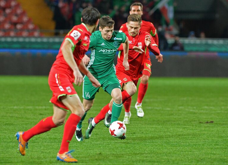 Защитник ФК Терек Далер Кузяев (в центре) Защитник ФК Терек Далер Кузяев (в центре)