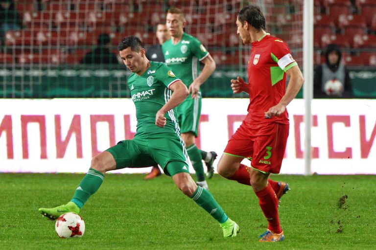 Полузащитник ФК Терек Одисе Роши (слева) и защитник ФК Уфа Павел Аликин Полузащитник ФК Терек Одисе Роши (слева) и защитник ФК Уфа Павел Аликин