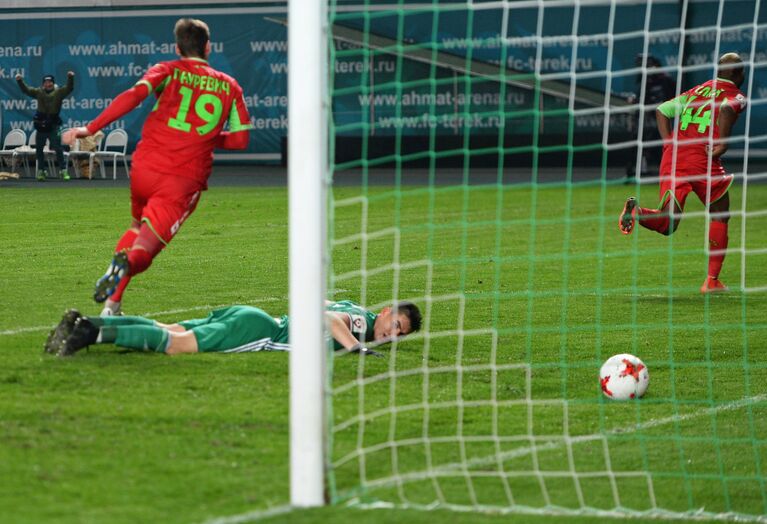 Полузащитник ФК Уфа Иван Пауревич (слева) Полузащитник ФК Уфа Иван Пауревич (слева)