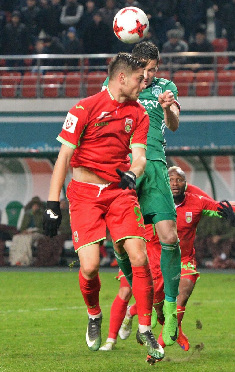 Полузащитники ФК Уфа Кэтэлин Карп и ФК Терек Далер Кузяев (слева направо) Полузащитники ФК Уфа Кэтэлин Карп и ФК Терек Далер Кузяев (слева направо)