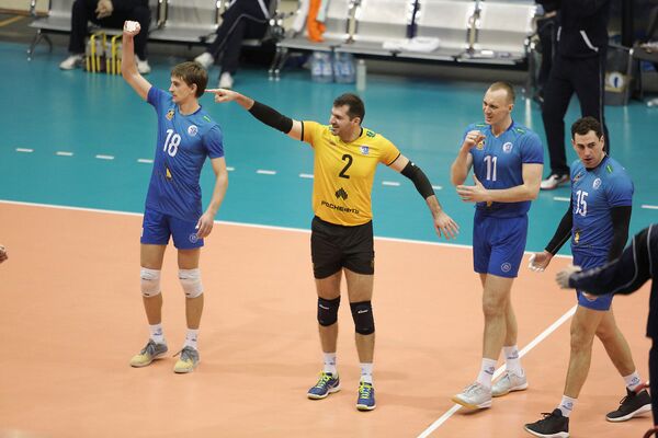 Либеро краснодарского Динамо Хачатур Степанян (второй слева)