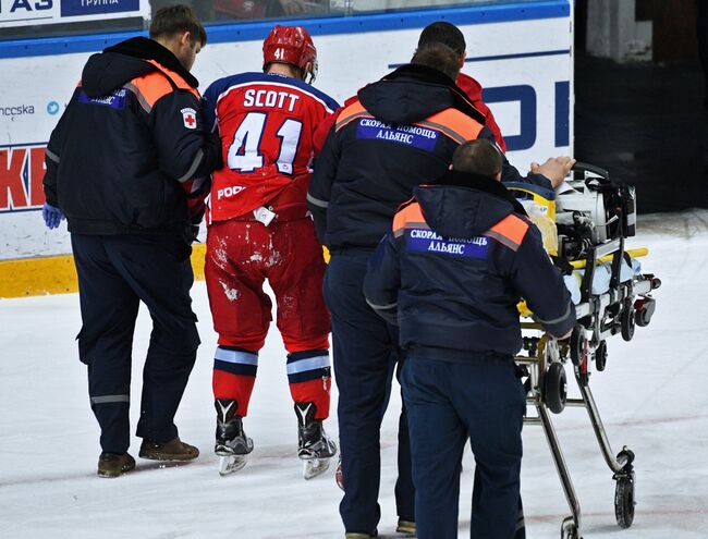 Медики оказывают помощь нападающему ПХК ЦСКА Грегу Скотту (второй слева)