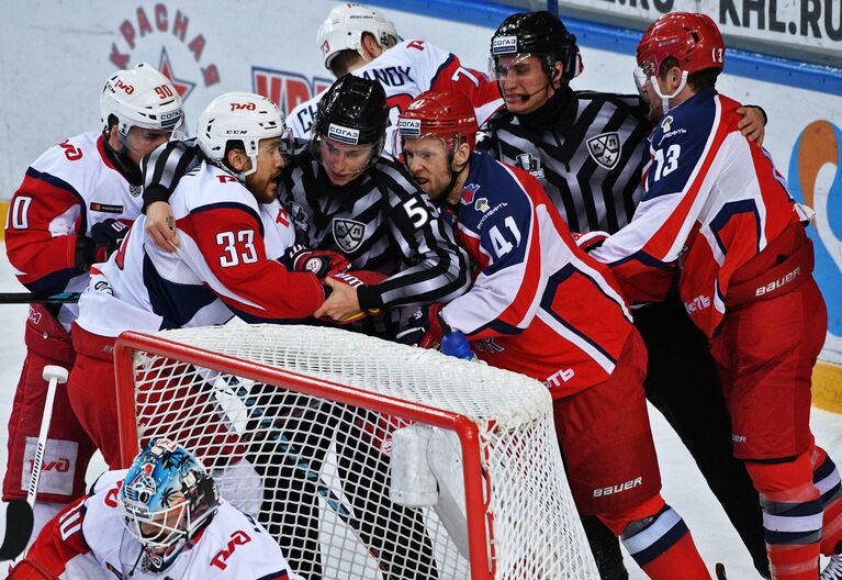 Игроки ХК Локомотив нападающий Андрей Локтионов и защитник Михаил Пашнин (слева направо), нападающие ПХК ЦСКА Джефф Плэтт (справа) и Грег Скотт (в центре)