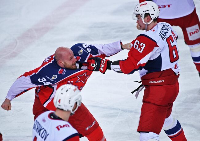 Нападающие ПХК ЦСКА Ян Муршак и ХК Локомотив Павел Красковский (справа)