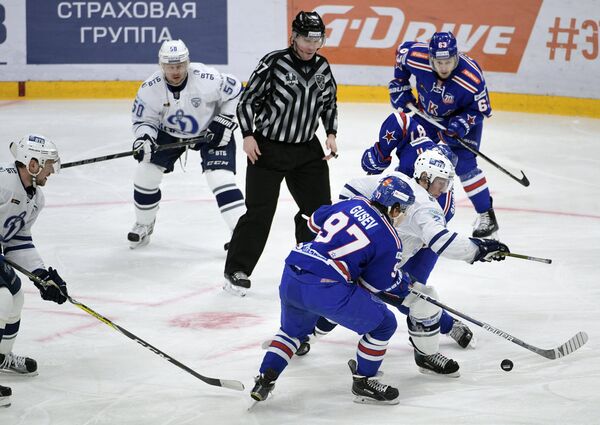 Нападающий ХК СКА Никита Гусев (на первом плане) и защитник ХК Динамо Максим Соловьёв (второй слева)