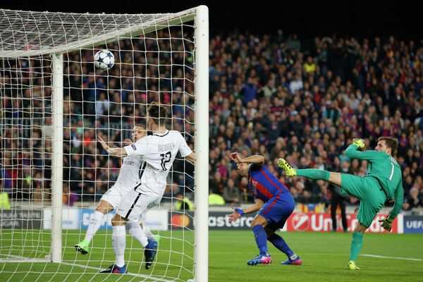 Нападающий Барселоны Луис Суарес (второй справа) забивает гол в ворота ПСЖ
