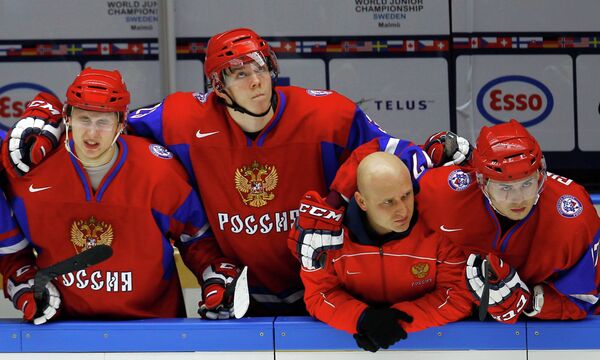 Хоккеисты сборной России Дамир Жафяров, Валентин Зыков (слева направо) и Эдуард Гиматов
