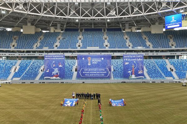 Участники акции, посвященной отметке в 100 дней до Кубка конфедераций по футболу, на футбольной арене Стадион Санкт-Петербург