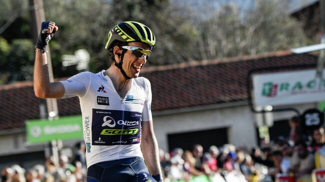 Британский велогонщик Саймон Йейтс из команды Orica-Scott 