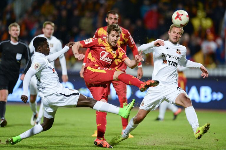 Защитник Арсенала Кирилл Комбаров (в центре)