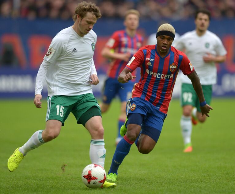Форвард ЦСКА Витиньо (справа) и полузащитник Томи Евгений Баляйкин