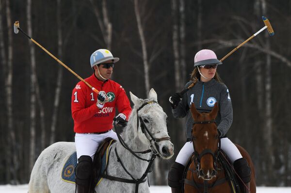 Российская спортсменка Екатерина Тюрина (справа) и швейцарский спортсмен Норман Уотсон