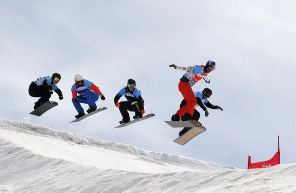 Французский сноубордист Пьер Вольтье (второй справа)