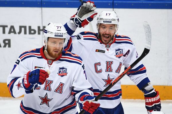 Хоккеисты СКА защитник Антон Белов (слева) и нападающий Илья Ковальчук