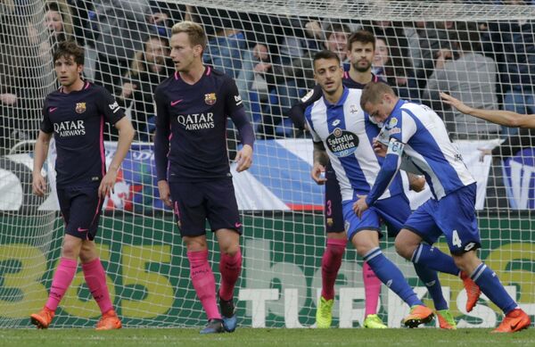 Футболисты Депортиво (справа) радуются забитому голу в матче с Барселоной