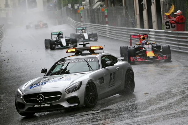 Пилоты Формулы-1 следуют за машиной безопасности во время Гран-при Монако