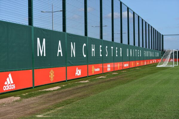 Футбольное поле тренировочного комплекса футбольного клуба Манчестер Юнайтед