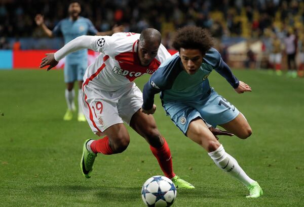 Защитник Монако Джибриль Сидибе и полузащитник Манчестер Сити Лерой Зане (слева направо)