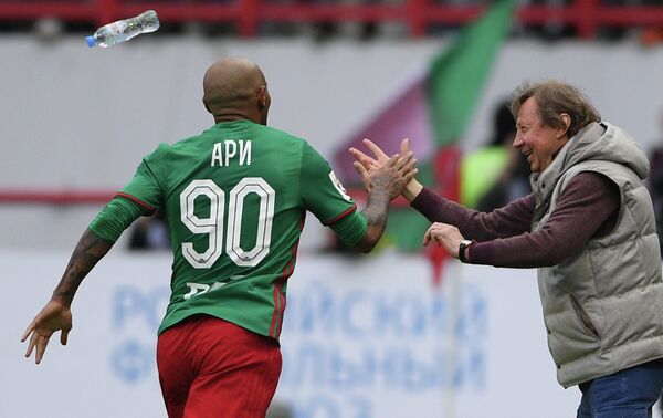 Нападающий Локомотива Ари (слева) и главный тренер Локомотива Юрий Семин