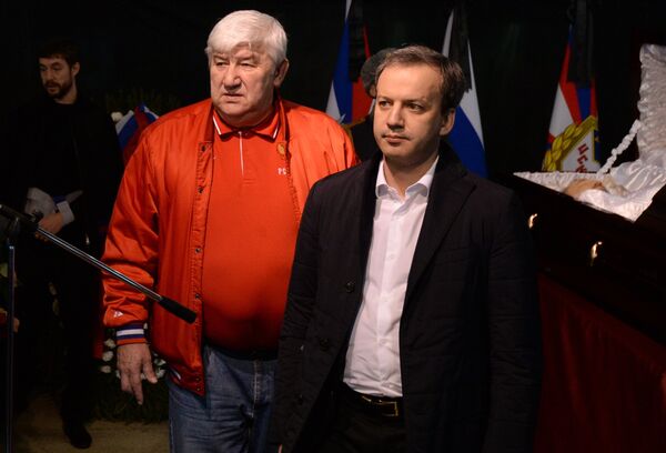 Михаил Овечкин (слева) и Аркадий Дворкович на церемонии прощания с Сергеем Гимаевым