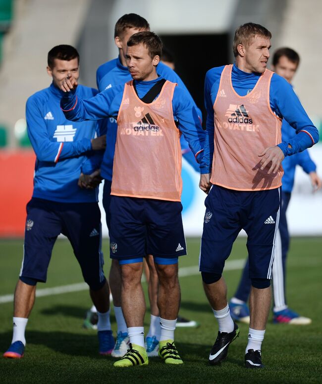 Защитник сборной России Роман Шикин и полузащитник Юрий Газинский (слева направо)