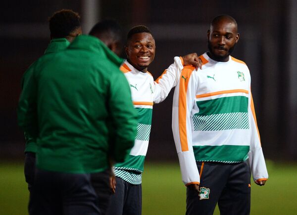 Игроки сборной Кот-д'Ивуара Сирьяк Гои Би (слева) и Джованни Сьо